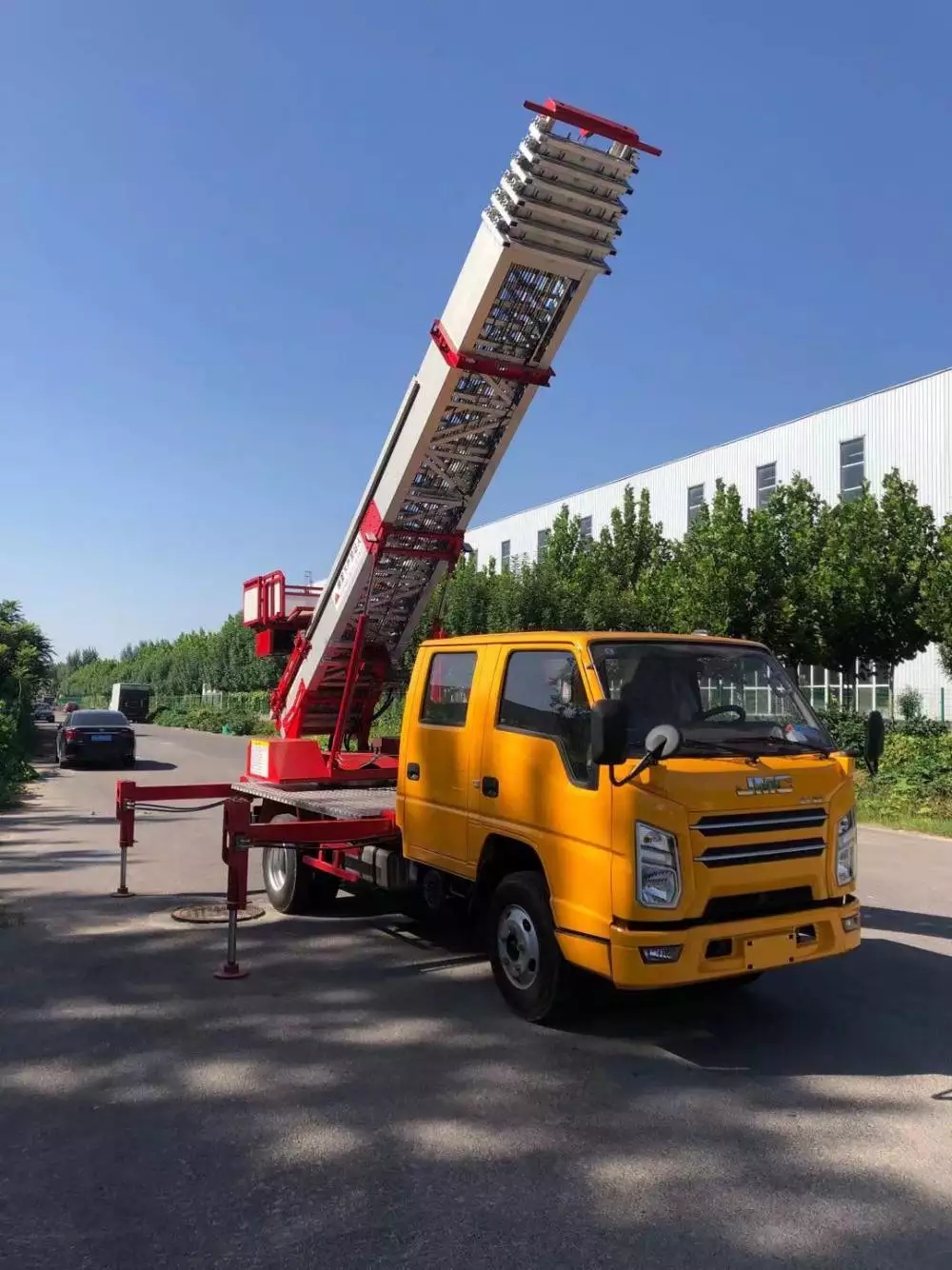 中原附近的云梯车出租服务：轻松解决高空作业需求